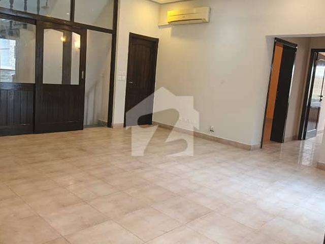 I 8/3 40*80 upper portion 3 bed 3 bath servent without owner