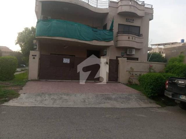 I 8 Beautiful Upper Portion With Servant For Rent