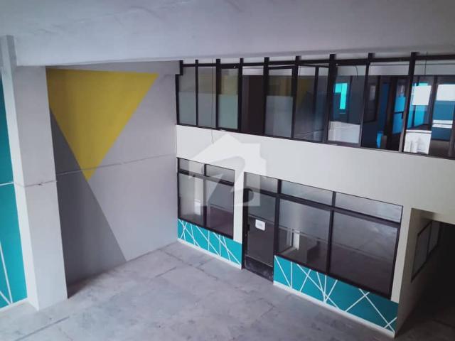 I 9 office 3500 sq. Feet double heighted near to metro bus stop real pics attached