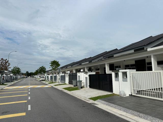 Iconia Impian Emas 1Storey GG Brand New With Aircon Heater Bed