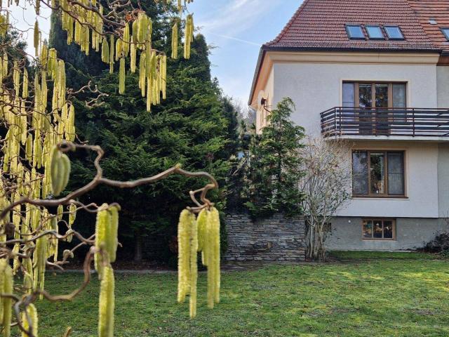 FAMILIENPARADIES MIT 6 ZIMMERN UND EBENEM GARTEN ZUM HERUMTOBEN!