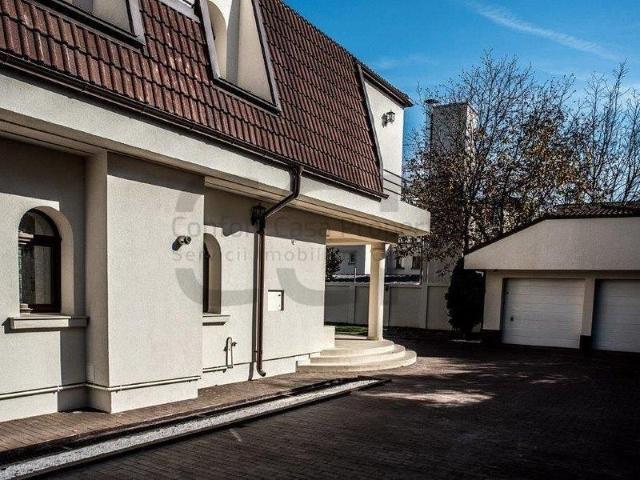 Iancu Nicolae Pipera, Vila moderna, 6 camere, langa padure, piscina, centrala