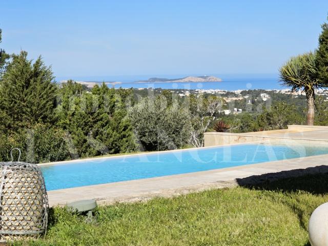 Ibiza: Villa de diseño de una sola planta con vistas al mar, licencia turística y privacidad