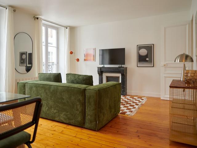 ID 444 Spacious 2 Bedroom Apartment in Rue Cité de l'Alma Fully Renovated & Equipped