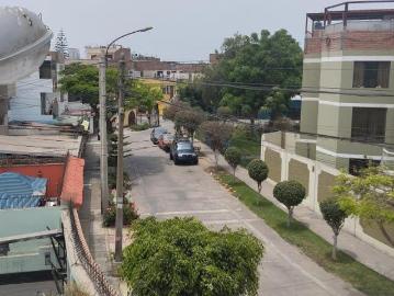 ID 1.1.1.8.9.9.8 ¡Venta de Hermosa Casa en el Límite de Pueblo Libre!
