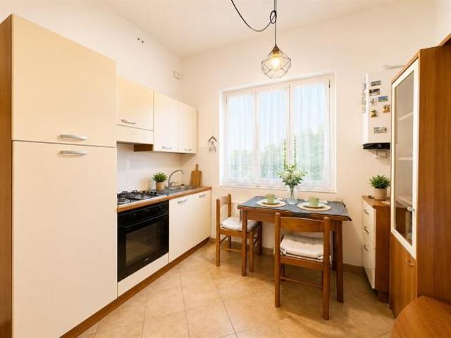 ID 285 Loano viale Martiri Libert piccolo trilocale vicinissimo al mare