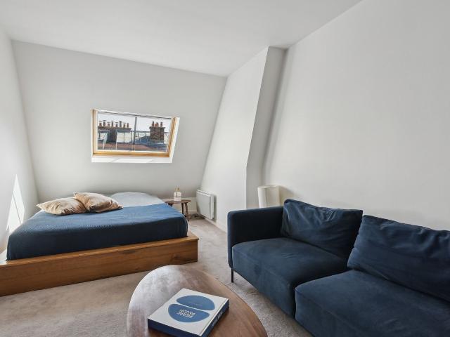 ID 373 Champs Elysees / rue Marbeuf