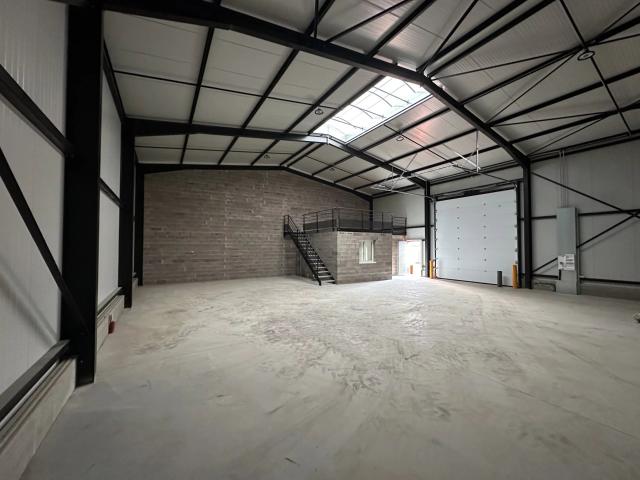 Idéal Artisan Entrepôt Plesnois 240m2 à louer