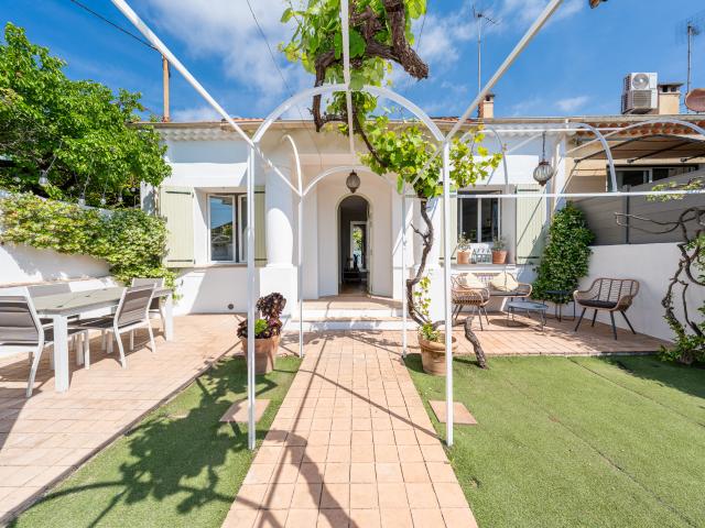 IDEAL FAMILLE: MAISON DE VILLE: PROCHE TOUS COMMERCES ET ECOLES