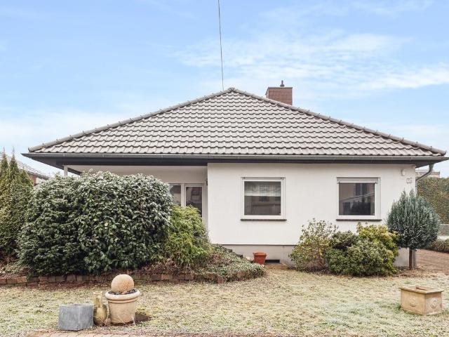 Ideal für Familien: Geräumiges Einfamilienhaus mit Doppelgarage in guter Lage von Heimbach Weis!