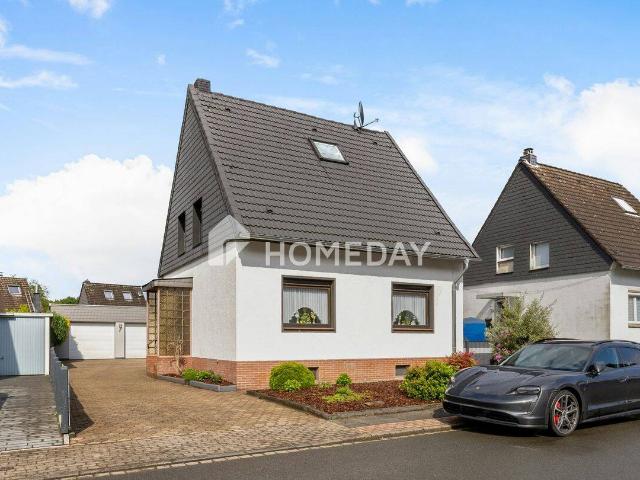 Ideal für Mehrgenerationen: Zweifamilienhaus mit großem Außenbereich und zwei Garagen