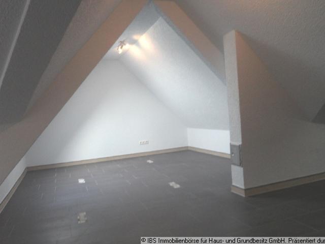 Ideal für Pendler, schicke kleine 2 Zimmer Mietwohnung mit Einbauküche im Dachgeschoß