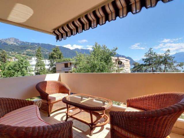IDEAL GELEGENE 1,5 ZIMMER WOHNUNG MIT WUNDERSCHÖNEM BLICK AUF DEN SEE UND DIE BERGE, 150 M VON DEN KAIS VON MONTREUX ENTFERNT