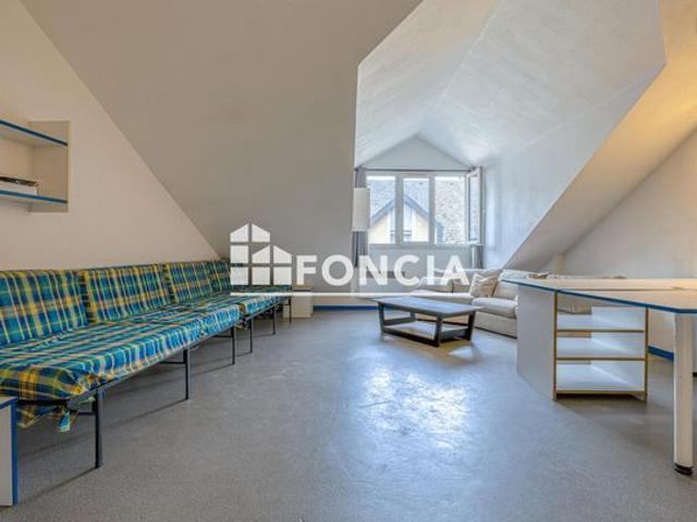 Idéal investisseur ou premier achat Au cœur du centre ville de Chambéry, découvrez ce studio de 30,06 m² situé au 3ᵉ étage, à proximité immédiate des