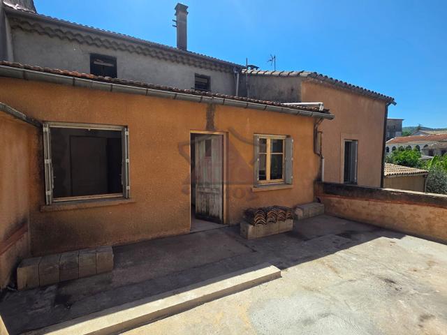 Idéal investisseur Maison de village avec 2 grands garages