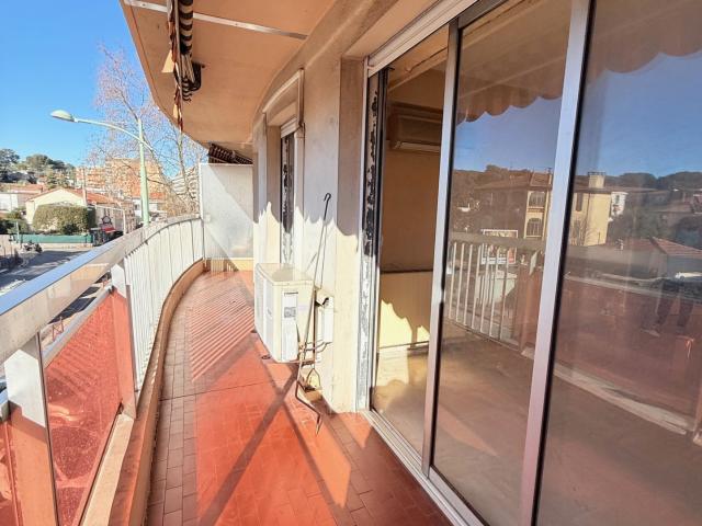 idéal investisseurs ou premier achat 2 pièces en étage avec terrasse ouest et cave