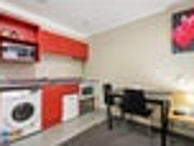 IDEAL INVESTMENT/CITY PAD IN THE HEART OF THORNDON
