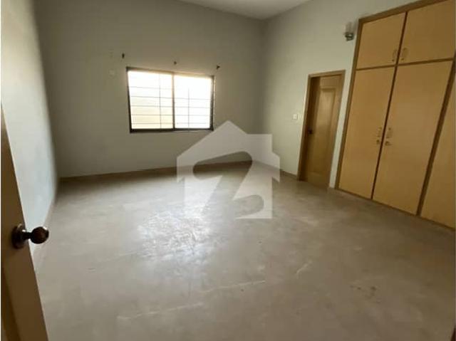 Ideal location corner 260 square yards house for sale