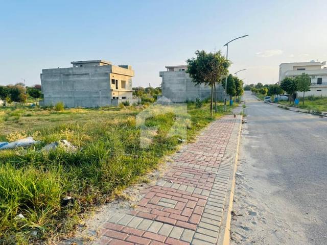 Ideal Location Plot For Sale In Top City D Block