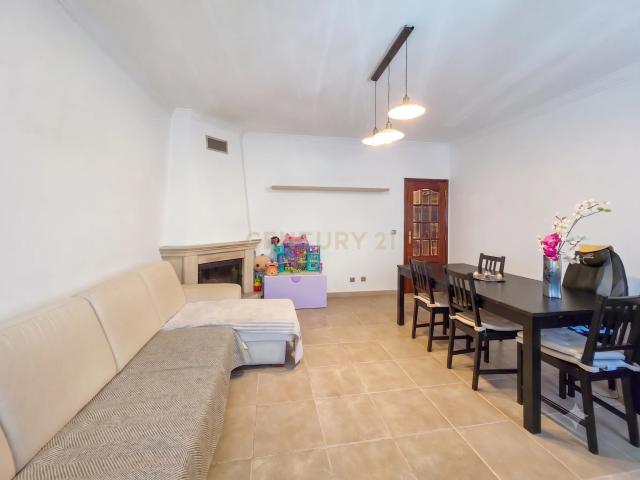 Ideal para clientes jovens, com 100% de financiamento! Apartamento de 3 assoalhadas em excelentes estado de conservação