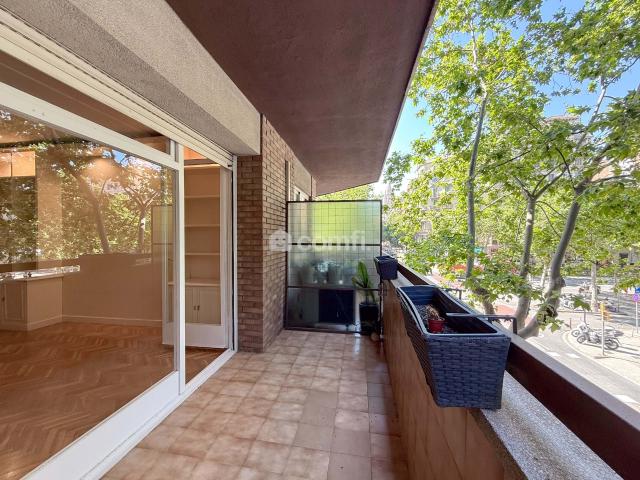 Ideal para una pareja y 2 hijos o por máximo 3 personas adultas Gran Vía 1º 4ª Barcelona95m2 más terraza y patio4 habitaciones 2 dobles 1 en suitte, 2 individuales 2 baños completos salón a terraza off salida a gran patio de luces de uso exclusivo capital, armarios empotrados, muebles, cocina completa