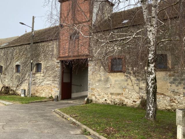 Idéal pour stockage si vous êtes artisant, stockage de matériaux, véhicules et outillage