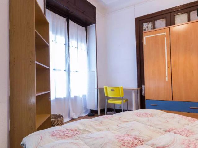Ideal room with desk in shared apartment, Chamberí