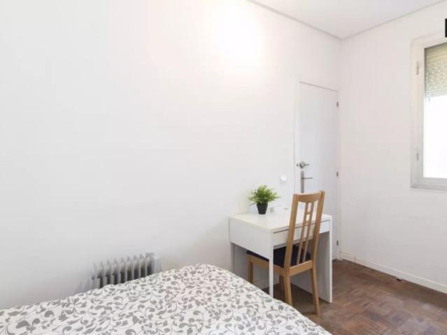 Ideal room with independent key in 4 bedroom apartment, Latina