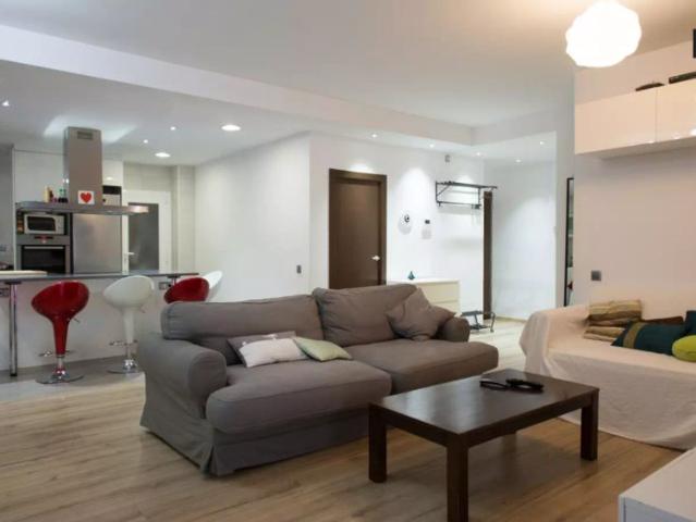 Ideal room with window with courtyard view in 3 bedroom apartment, Eixample
