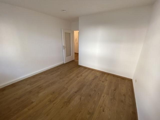 Ideale 3 Zimmerwohnung mit Balkon in Man.