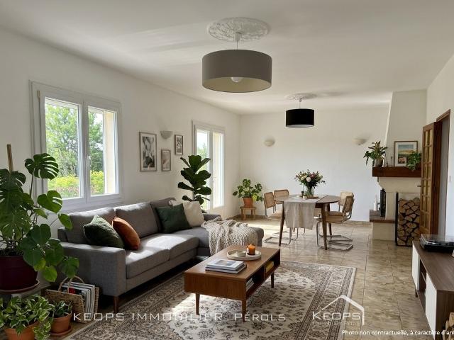 Idéalement situé, à deux minutes à pied du centre ville, bel appartement de type 3 de 85 m2 avec grande.