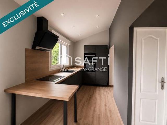 Idéalement située à Crissé, entre Conlie et Sillé le Guillaume, cette maison de bourg rénovée allie authenticité, fonctionnalité et confort moderne dans un environnement calme et agréable