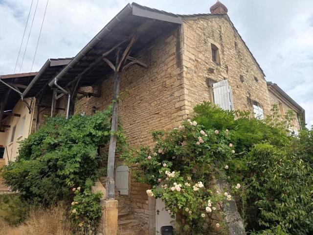 Idéalement située sir la commune de Lugny, aux amateurs de pierre cette grande maison familiale sera vous séduire