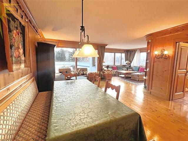 Idealer Rahmen für diese helle 5,5 Zimmer Ecke mit großer, nach Süden ausgerichteter Terrasse