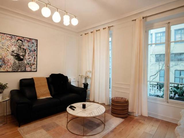 Ideally located 2 bedroom apartment near Trocadero