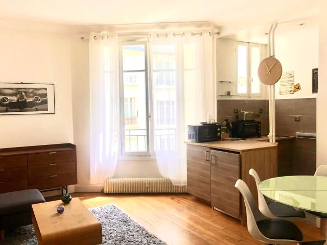 Ideally located flat, perfect pied à terre for any professional or student looking for accommodation