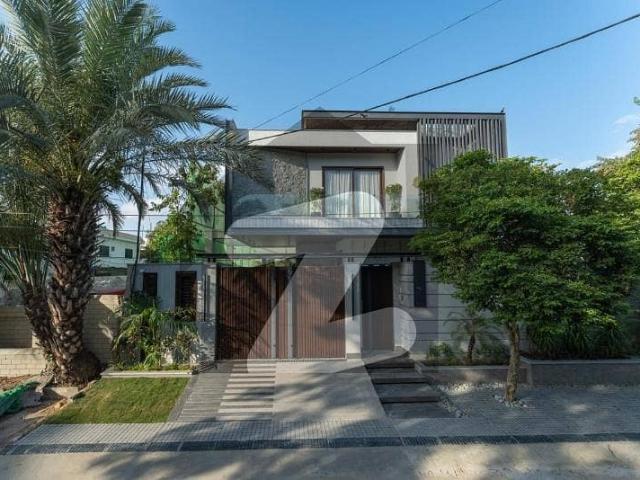 Ideally Located House Of 690 Square Yards Is Available For Sale In Karachi