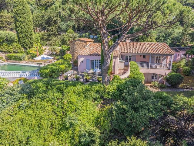 Ideally located in a peaceful area near the beach and all am. 197m² Sainte Maxime