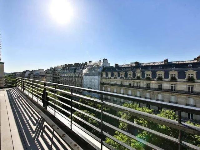 Ideally located on the prestigious Avenue Montaigne, in a se. 118m² Paris 8ème