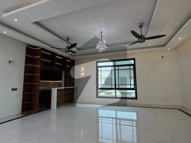 Ideally Located Prime Location House Of 666 Square Yards Is Available For sale In Karachi