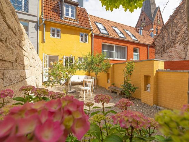 Idyllic old building dream with garden, Flensburg Amsterdam Apartments for Rent