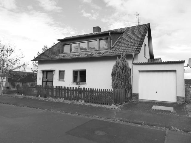 Idyllisch gelegenes Ein bis Zweifamilienhaus mit Kamin, Balkon und Schlossblick!