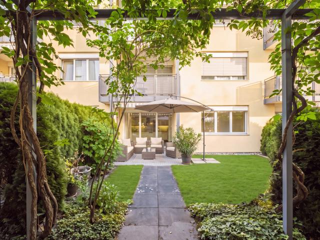 IDYLLISCHE GARTENWOHNUNG IM DORFKERN VON ADLIGENSWIL