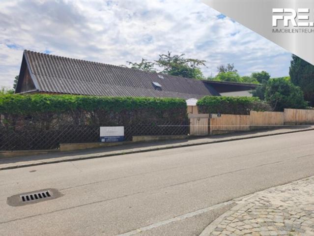 IDYLLISCHE LAGE | Teilrenovierter Bungalow mit riesiger Garage