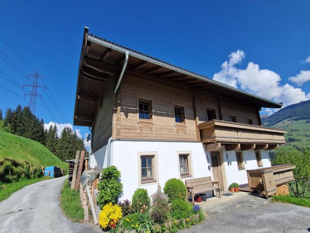 Idyllische Landwirtschaft mit Gebäuden und Grünflächen