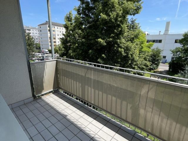 idyllisches und ruhiges wohnen nahe dem wasserwald mit bester infrastruktur! großzügige 2 zimmer wohnung mit schöner aussicht dank loggia!