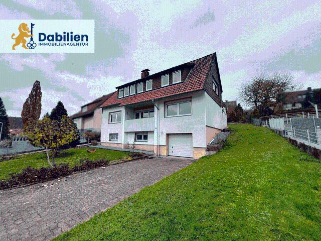 RESERVIERT. Idyllisches Wohnen in Hanglage: Einfamilienhaus mit Garage und sonniger Terrasse