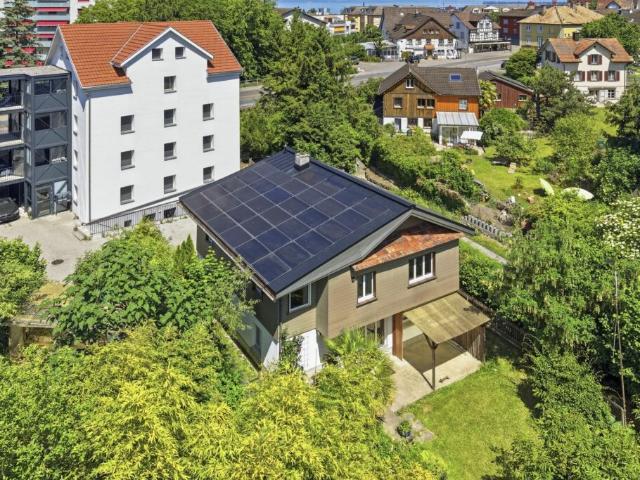 Idyllisches, zentral gelegenes Einfamilienhaus mit Gartenparadies und viel Umschwung