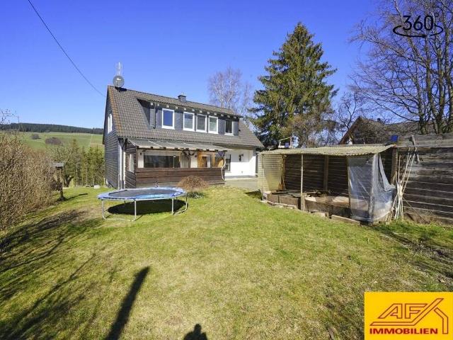 Idyllisches Zweifamilienhaus mit vielseitigen Gestaltungsmöglichkeiten in Winterberg Altenfeld!