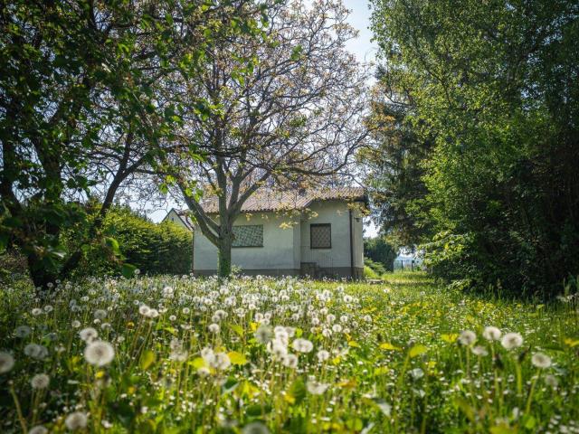 Idyllisches Grundstück mit einfachem, sanierungsbedürftigem Ferienhaus
